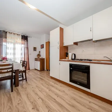In With Seaview, Terrace, Air Condition, Wifi Appartement