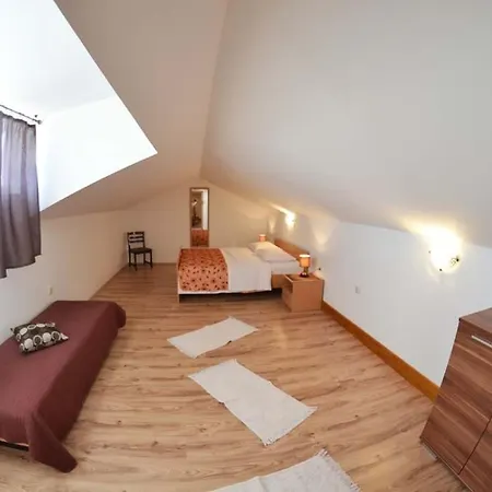 In With Seaview, Terrace, Air Condition, Wifi Mundanije