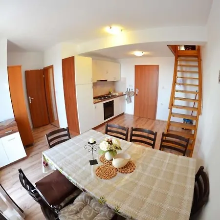In With Seaview, Terrace, Air Condition, Wifi * Mundanije