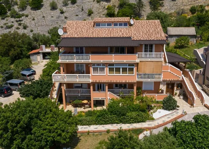 In With Seaview, Terrace, Air Condition, Wifi Mundanije