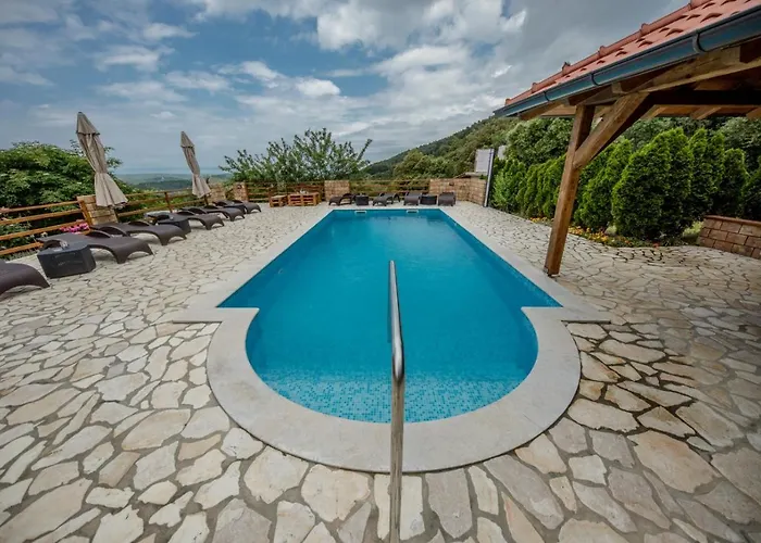 In With Seaview, Terrace, Air Condition, Wifi Mundanije