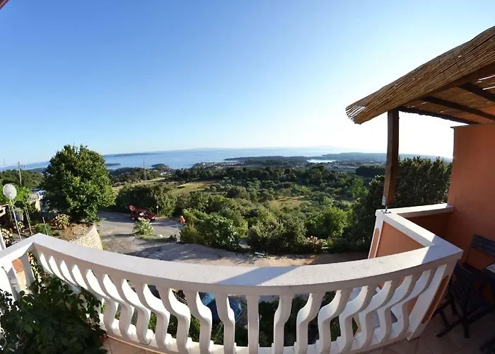 In With Seaview, Terrace, Air Condition, Wifi Mundanije