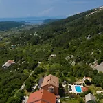 In With Seaview, Terrace, Air Condition, Wifi Apartman *