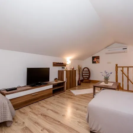 In With Seaview, Terrace, Air Condition, Wifi Apartman *