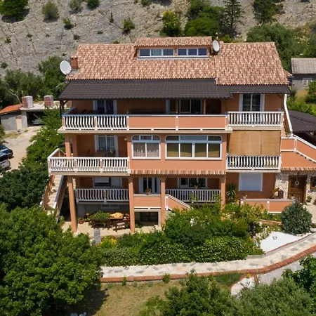 In With Seaview, Terrace, Air Condition, Wifi Mundanije