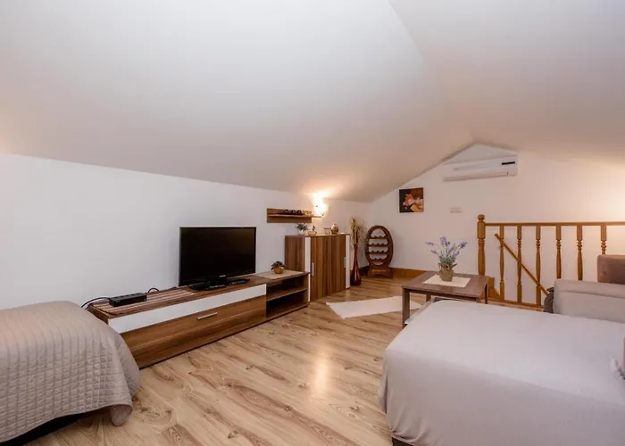 In With Seaview, Terrace, Air Condition, Wifi Appartement *