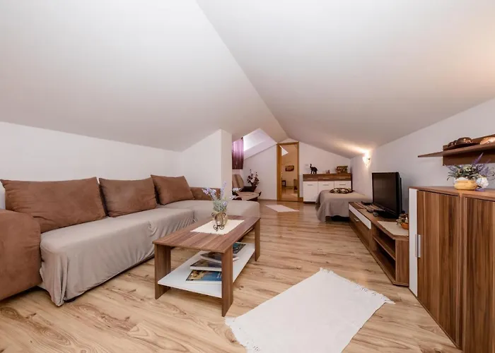 In With Seaview, Terrace, Air Condition, Wifi Mundanije