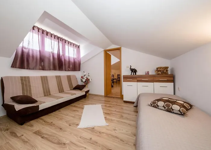 In With Seaview, Terrace, Air Condition, Wifi Apartman Mundanije