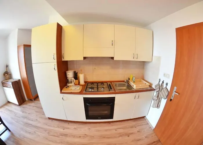 In With Seaview, Terrace, Air Condition, Wifi Mundanije