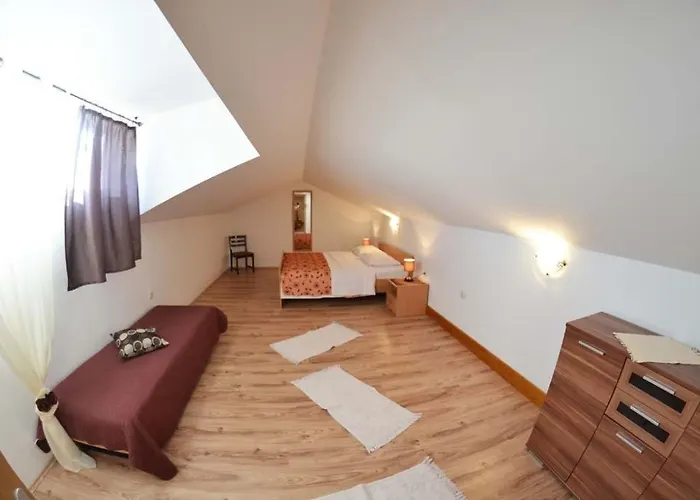 In With Seaview, Terrace, Air Condition, Wifi Mundanije