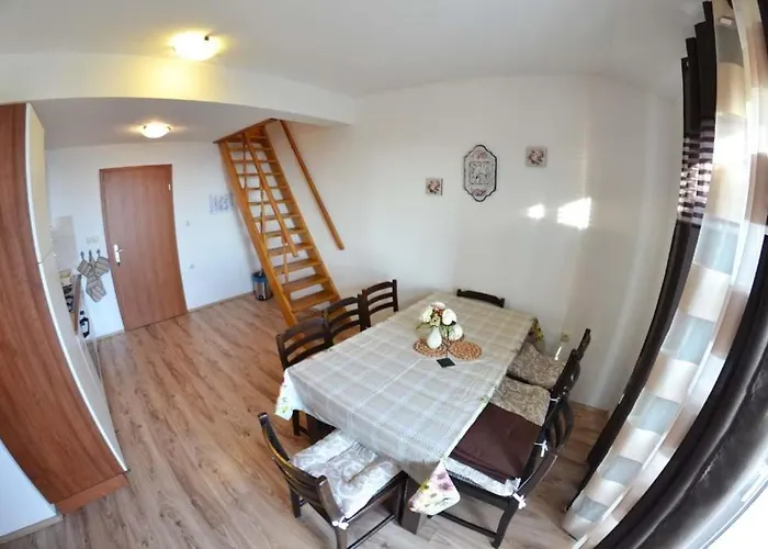 In With Seaview, Terrace, Air Condition, Wifi Mundanije